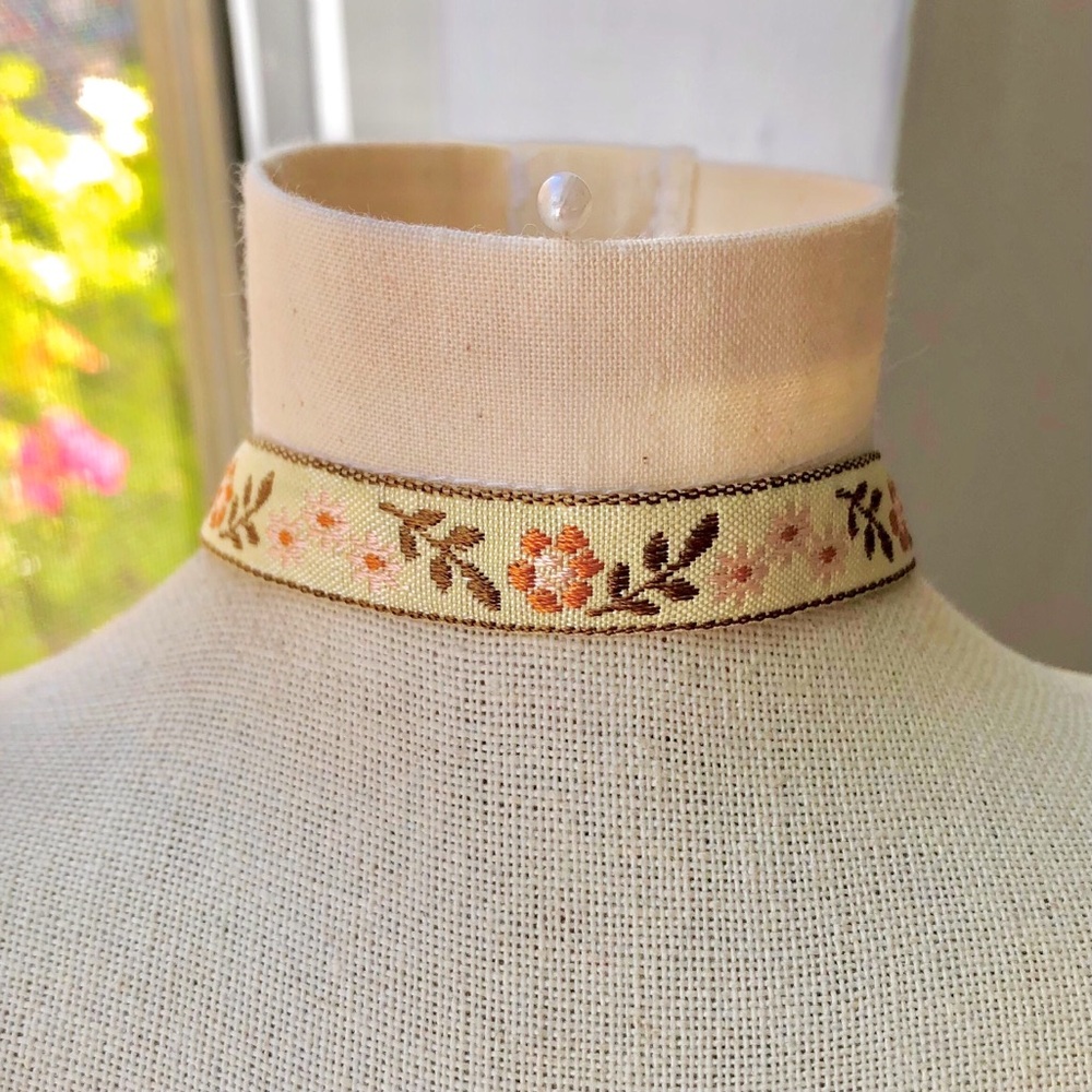 Vintage Sweet Natural Floral Embroidered Choker Necklace